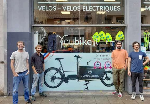 L'équipe Youbike'it devant la boutique au 22 Rue Joseph Rey Grenoble