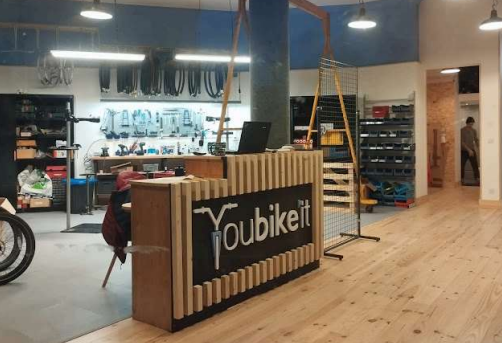 Intérieur de l'atelier Youbike'it avec le comptoir et l'espace réparation